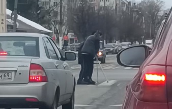 В Твери автомобилистка помогла пенсионеру с костылями перейти дорогу