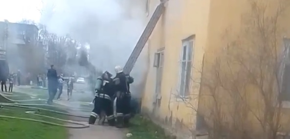 Спасатели вытаскивали людей из здания во время пожара в Тверской области
