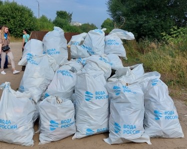 В Твери под Восточным мостом собрали порядка 70 мешков мусора 