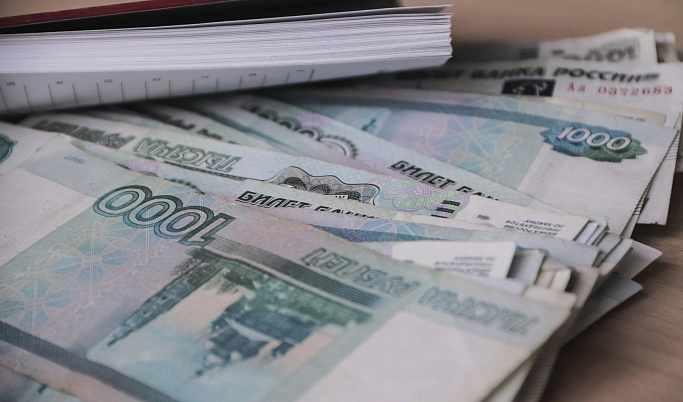 В Твери мошенник обманул пожилую женщину на 20 тысяч рублей