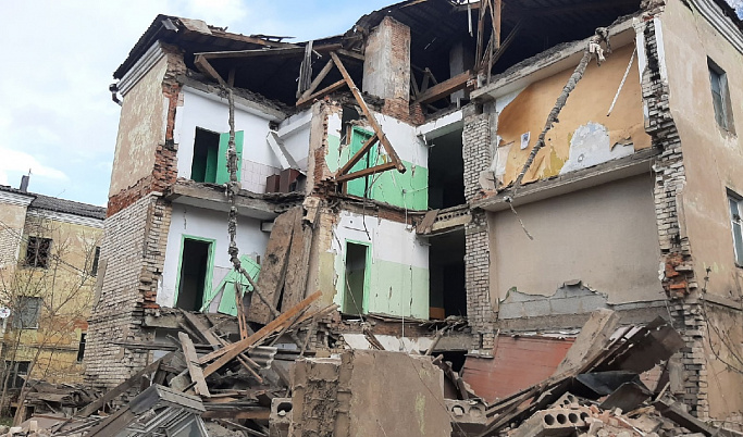 В Ржеве за счет средства областного бюджета демонтируют здание с частично обрушенной стеной