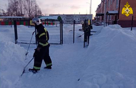 В Тверской области сотрудники МЧС помогают жителям и детсадам убирать снег с крыш и площадок