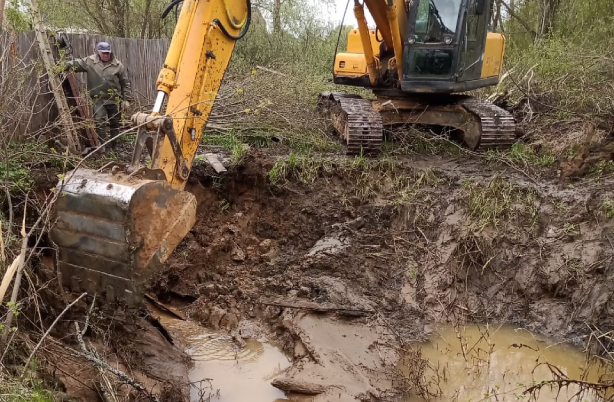 Из-за порыва водовода в деревне целому городу в Тверской области отключили воду