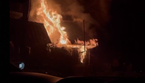 На улице Кутузова в Твери загорелся деревянный дом