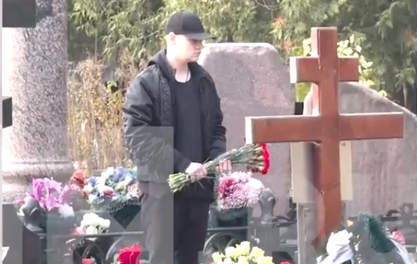 Перед концертом в Твери певец SHAMAN посетил могилу Михаила Круга