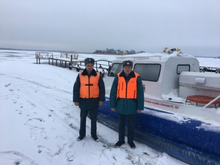 Рыбак провалился под лед на озере в Тверской области