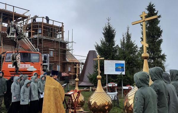 На острове Фомино в Тверской области на строящийся храм установили кресты