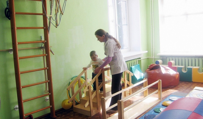 Тверские дети с особенностями здоровья проходят реабилитацию в домашних микроцентрах