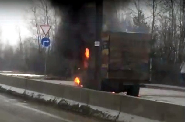 На трассе М-10 в Тверской области горел грузовик