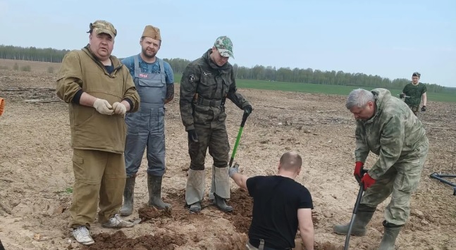Поисковики нашли останки бойца Красной Армии в Тверской области