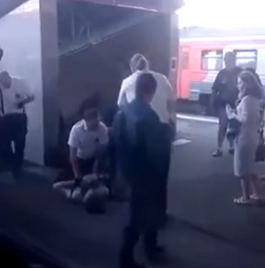 В электричке Москва – Тверь безбилетники распылили в вагоне перцовый баллончик и напали на контролеров