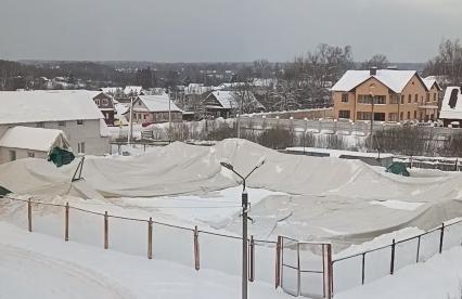 В Нелидово из-за снега сложился надувной купол ФОКа
