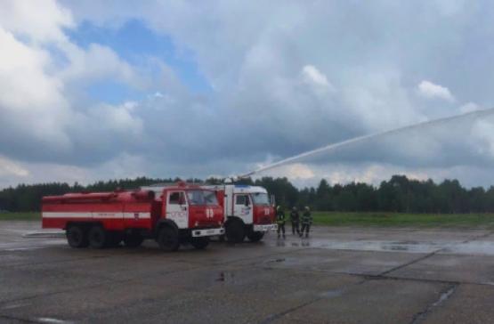 Условно горящий самолет потушили на аэродроме в Твери