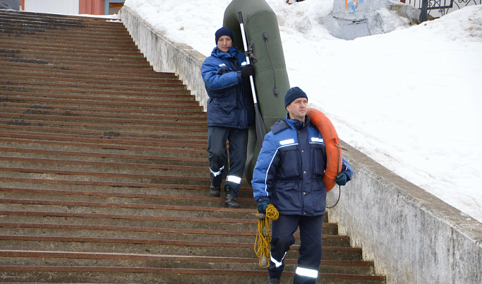 Тверские спасатели патрулируют водоёмы, где лёд стал хрупким