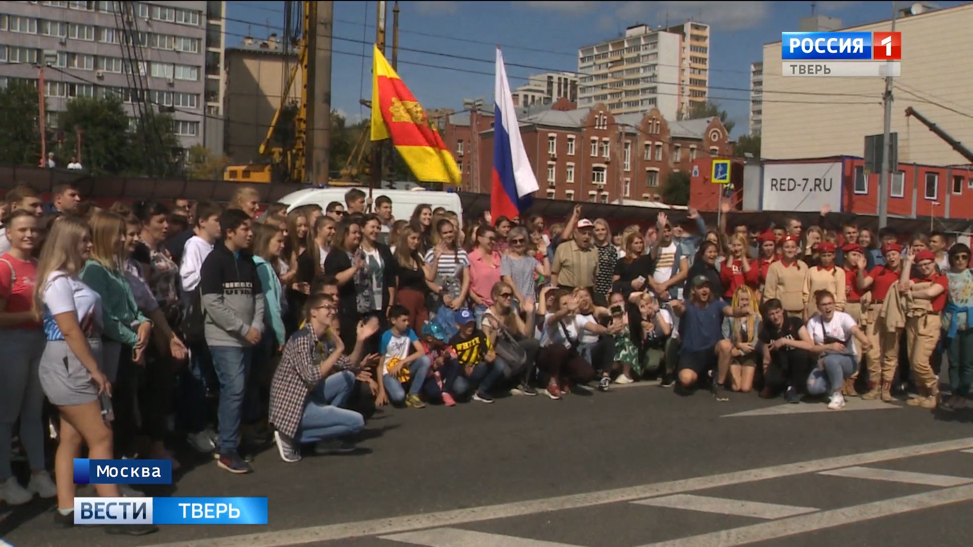 Флаг Москвы на митинге. Флаг РФ люди на Тверской. Протест Тихвин. Митинг концерт.