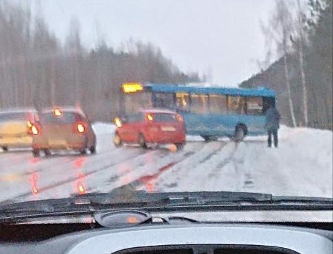 На дороге под Тверью развернуло пассажирский синий автобус