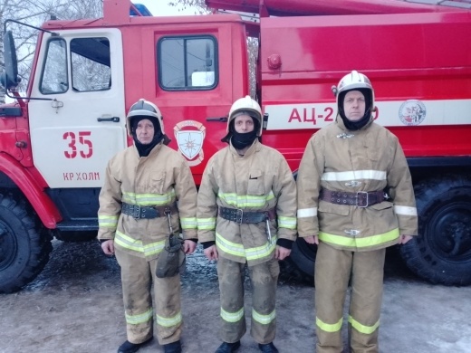 В Красном Холме пожарные спасли двух человек