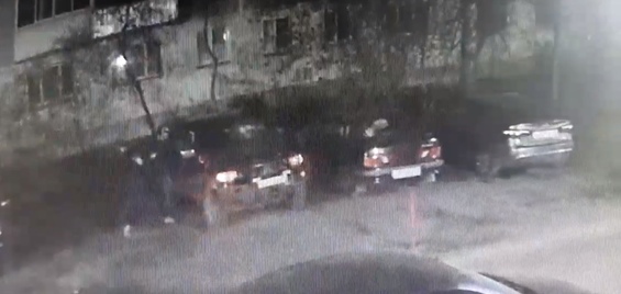  В сети появилось видео как четверо хулиганов разбили машину в Твери