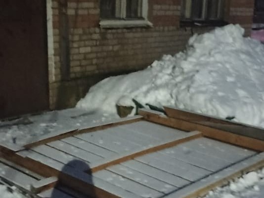 Под глыбой снега рухнул козырек над подъездом в Тверской области