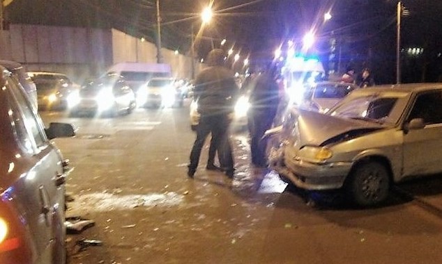 В Твери столкнулись два автомобиля, пострадавших отправили в больницу