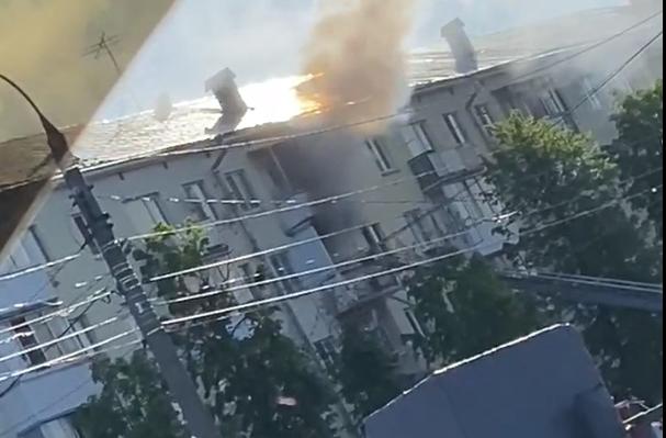 В Твери спасатели вывели из загоревшейся квартиры мужчину