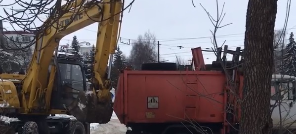 В Твери экскаватор вытолкал мусоровоз из снежной ловушки