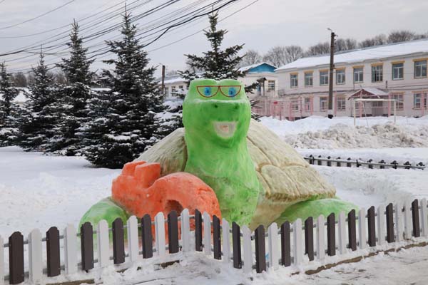 Памятник Афанасию Никитину и черепаха Тортилла: тверские заключенные соревнуются в лепке снежных фигур