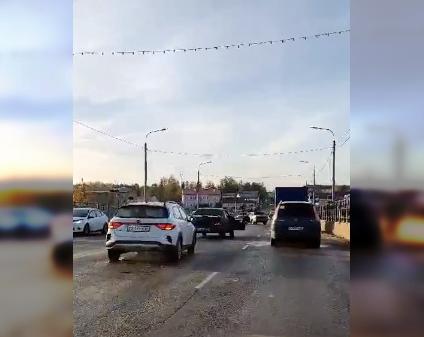 В Ржеве на мосту столкнулись около 10 автомобилей