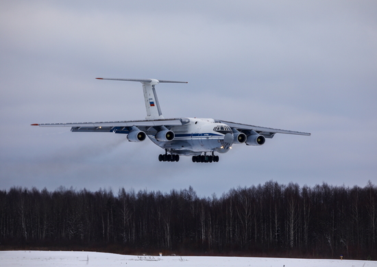 Молодые летчики провели первые учебные вылеты на Ил-76 над Тверью