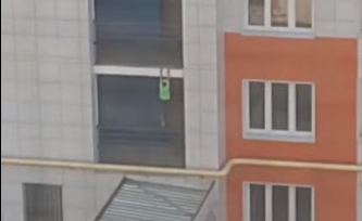 В Твери ребенок пытался залезть по балкону на 3 этаж и упал