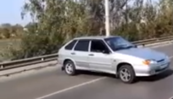 Водитель в Тверской области заблокировал движение на мосту