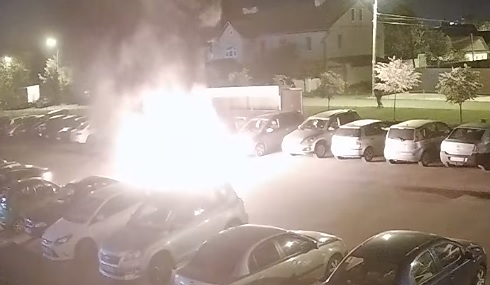 В Твери на парковке многоквартирного дома вспыхнул автомобиль