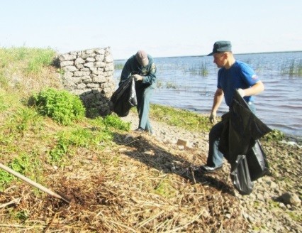 Спасатели Тверской области проводят акцию «Чистый берег»