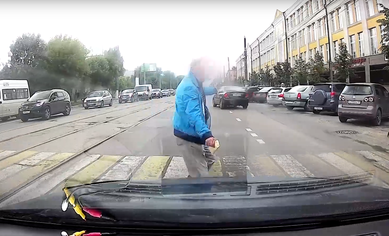 Видео наезда на пешехода Тверь. Если машина сбивает пешехода, бегущего слева при движении.