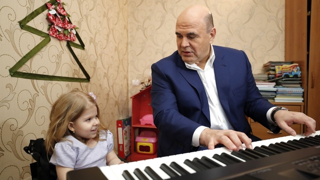 Михаил Мишустин исполнил новогоднее желание 5-летней девочки из Твери