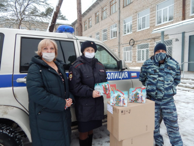 В Тверской области «Полицейский Дед Мороз» продолжает дарить подарки детям