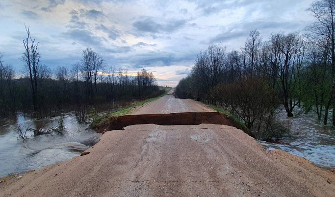 На размытых дождем дорогах Тверской области ведутся восстановительные работы