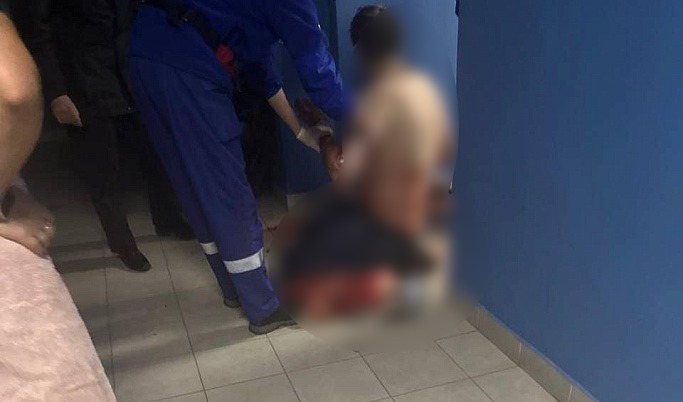 Пьяный окровавленный мужчина проник в подъезд одной из многоэтажек в Твери