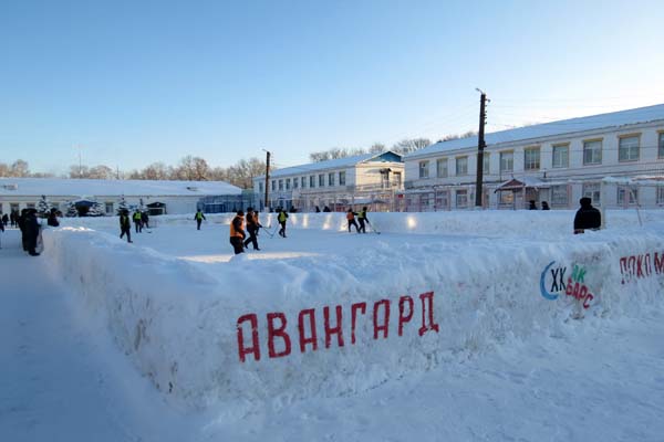 В Тверской области осужденные сыграли в дворовой хоккей и соревновались в прыжках в мешках