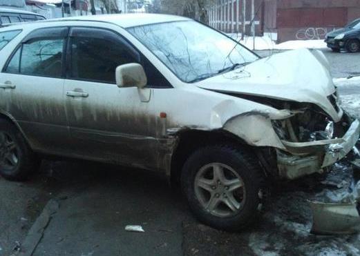 В Твери автоледи на Ниссане устроила аварию с тремя автомобилями
