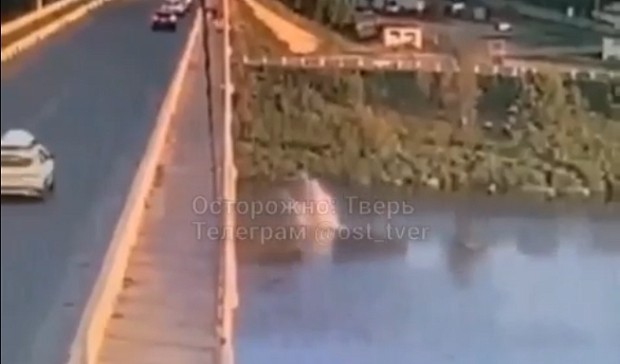 В Старице мужчину, спрыгнувшего с моста, нашли погибшим