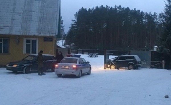 Автомобиль «ВАЗ» протаранил ворота туристической базы в Тверской области
