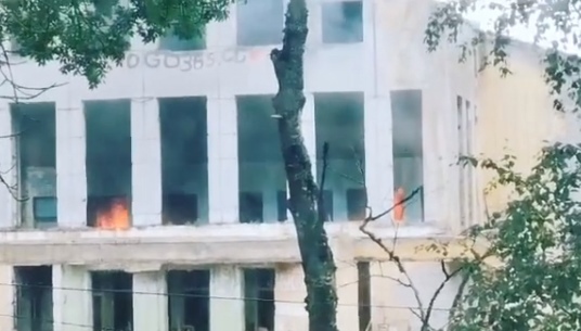 В Тверской области загорелось здание бывшего ДК