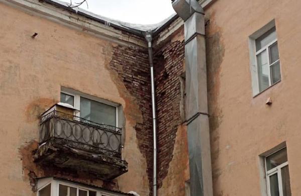 В Твери может обрушиться стена жилого дома 