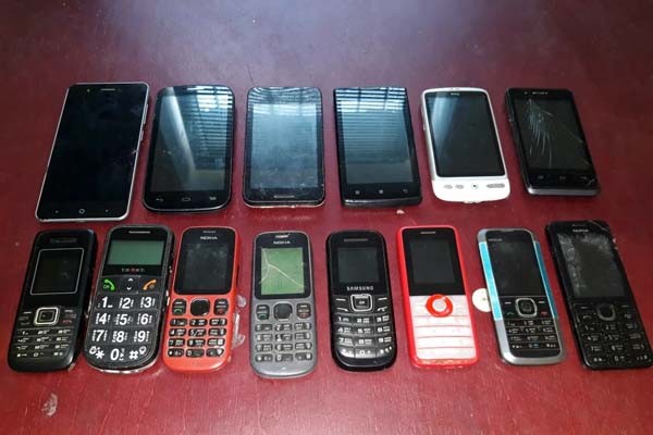В колонию в Торжке перебросили 14 мобильных телефонов