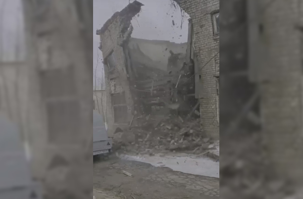 В Тверской области обрушилась стена заброшенного здания завода
