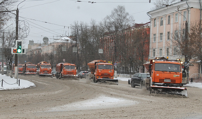 241 спецмашина чистит снег на дорогах Тверской области 