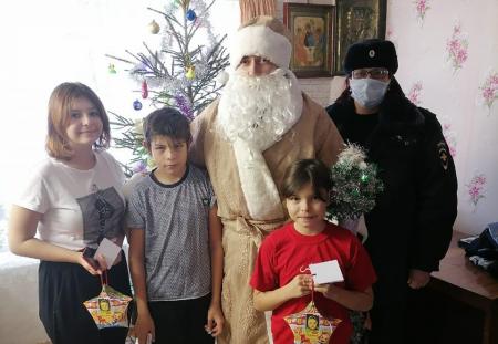 В Тверской области полицейский Дед Мороз и Общественный совет продолжают дарить подарки