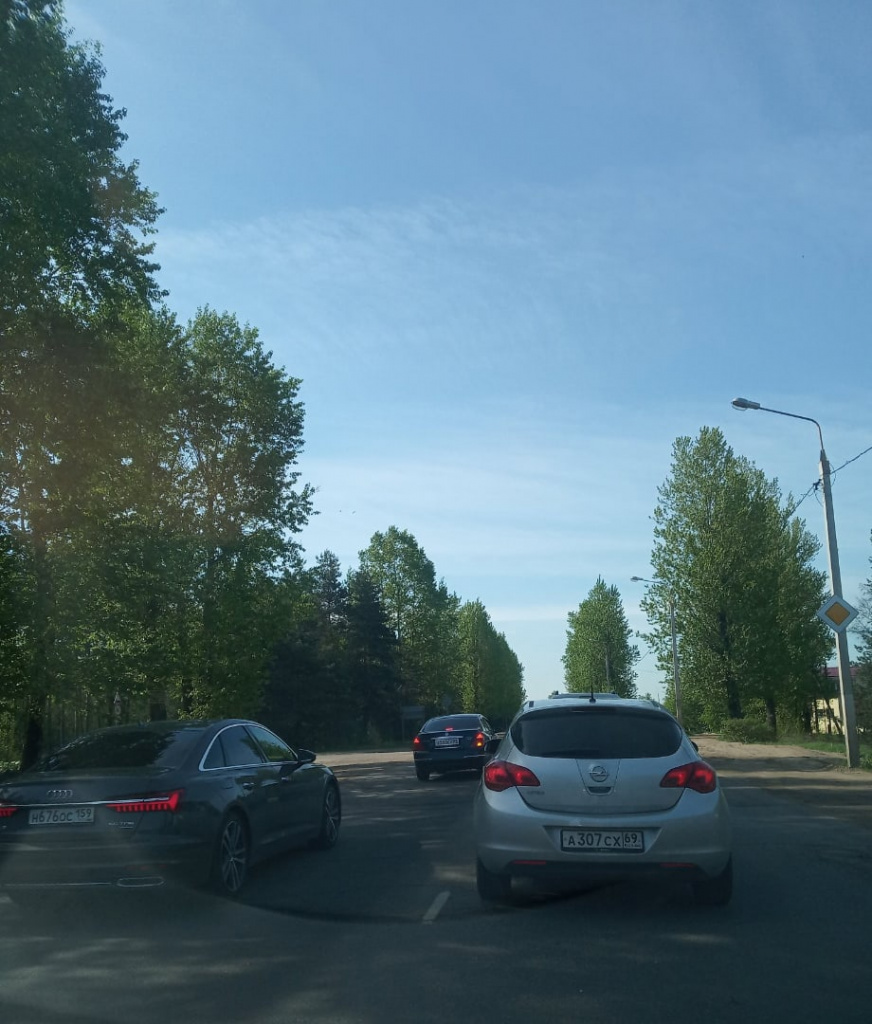 «ГИБДД может брать чудаков пачками»: на Бежецком шоссе пробки стали объезжать по встречке