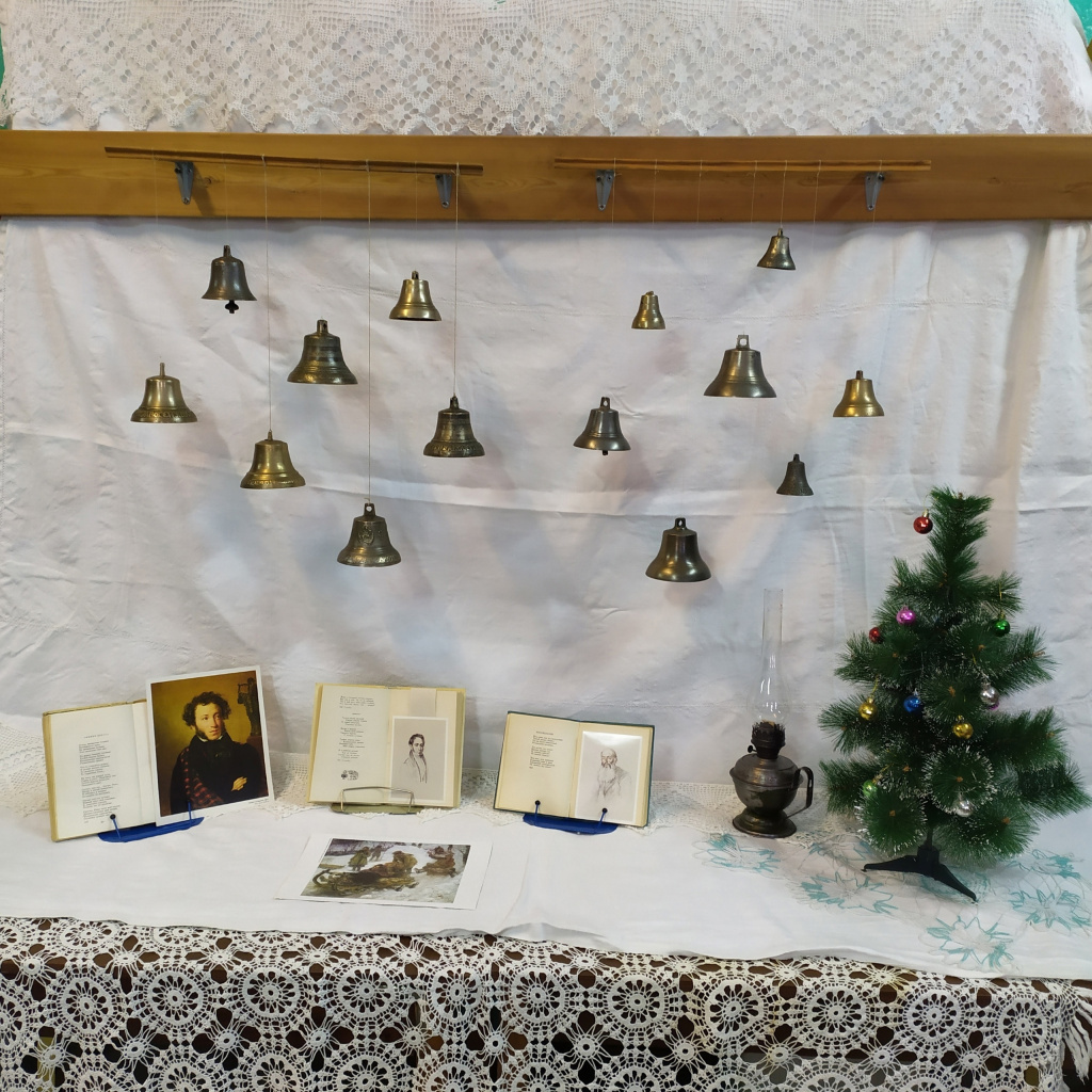 В поселке Бологовского района открылась выставка колокольчиков